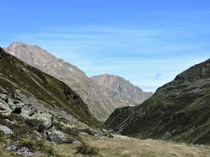 (山重水复疑无路是出自哪首诗)山重水复疑无路，柳暗花明又一村——多元化视角下的困境与希望