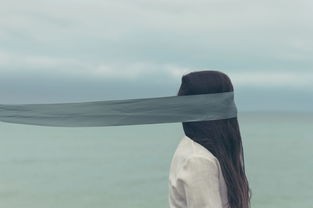(仰望蔚蓝的天空原唱完整版)仰望蔚蓝的天空，这句歌词常常唤起人们对美好生活的向往和对未来的无限憧憬。以下是一篇关于这句歌词的原创文章，共计1543个字，将从多个角度进行分析和介绍。